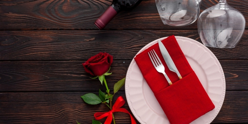 Sevgililer Günü İçin Dekorasyon Önerileri: Evde Romantik Masa Hazırlama